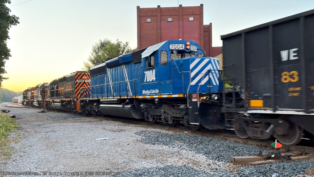 WE 7004 trails on train 712 at Summit St.